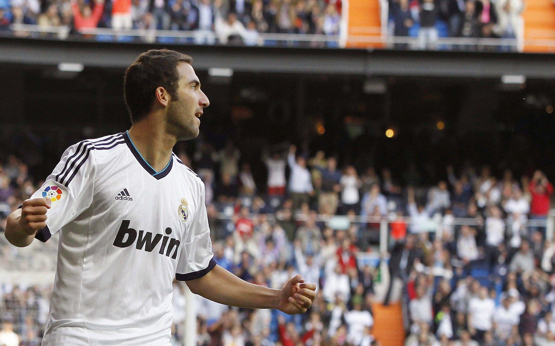 红魔锁定新核!慢镜头曝曼联欧联决赛后强攻埃德森,提价5000万欧破局